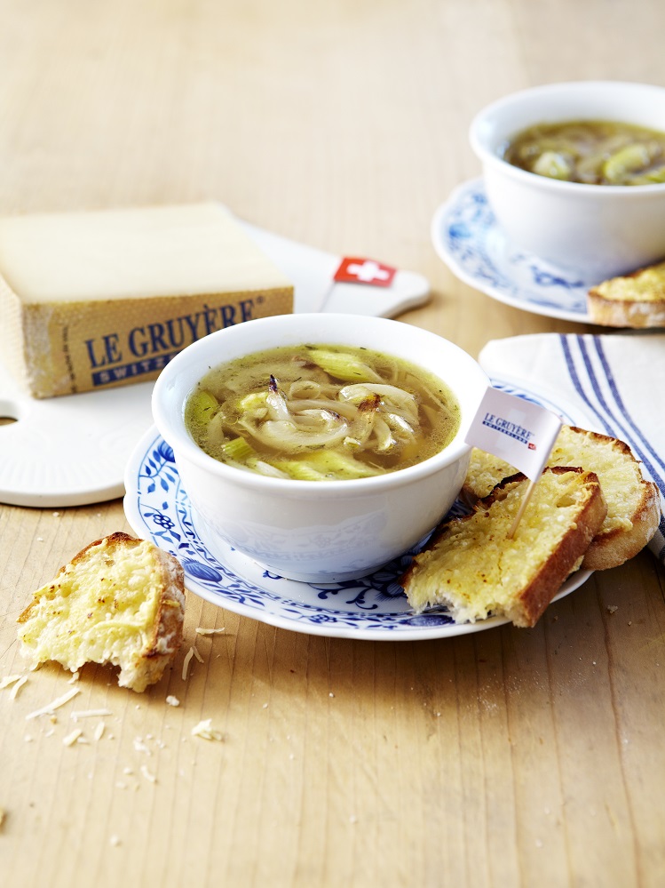 Zwiebelsuppe mit Bruschetta und Le Gruyère AOP