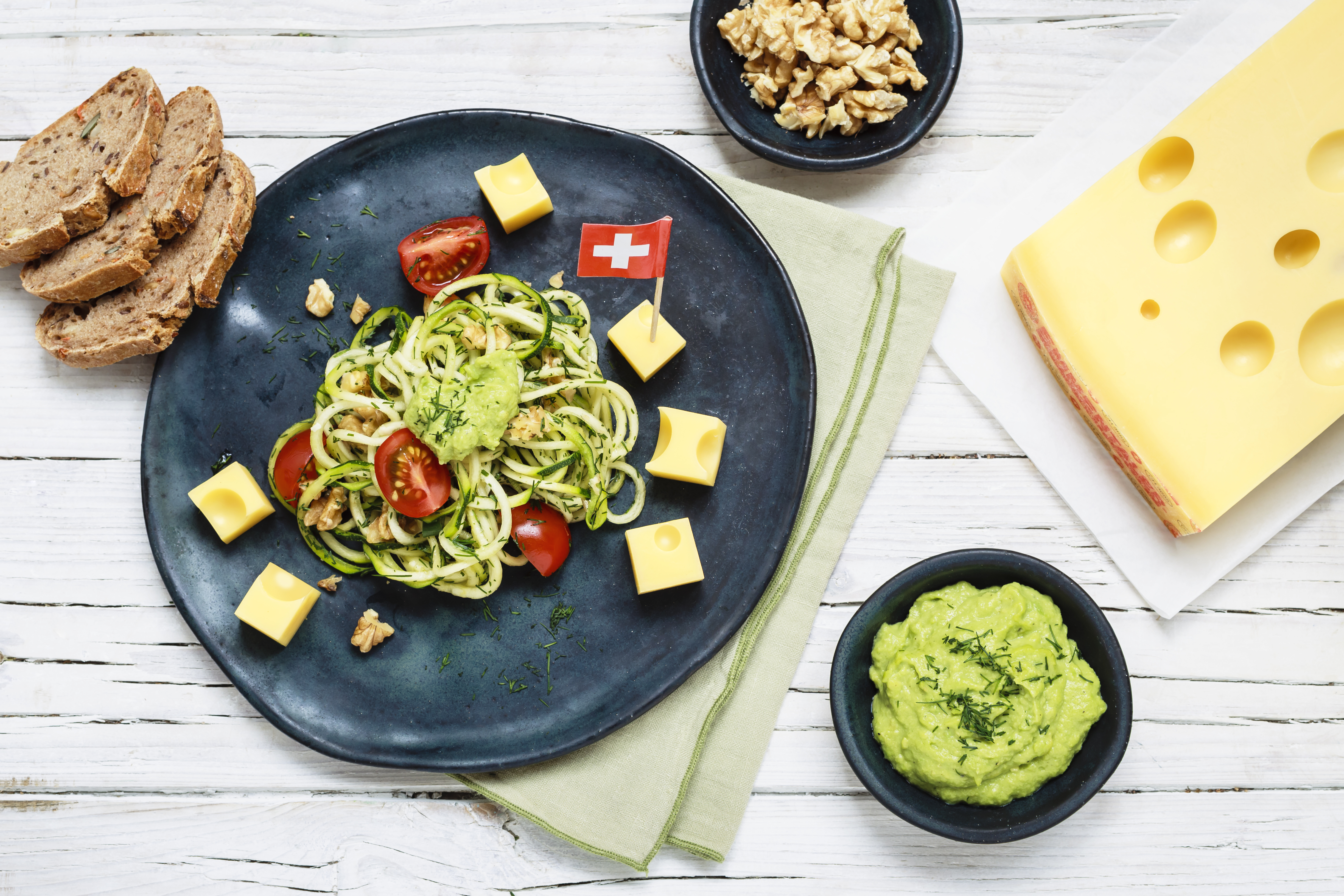 Zucchini-Spaghetti mit Avocadocreme und Schweizer Emmentaler AOP