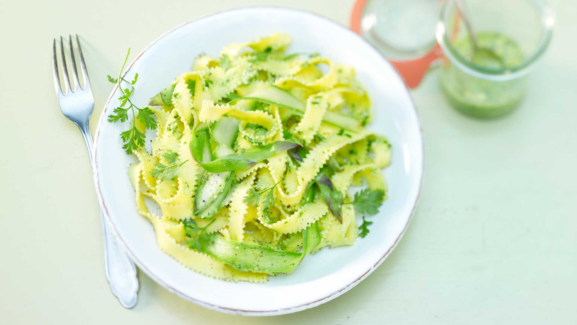 Spargelnudeln mit Kräuterpesto und Emmentaler AOP