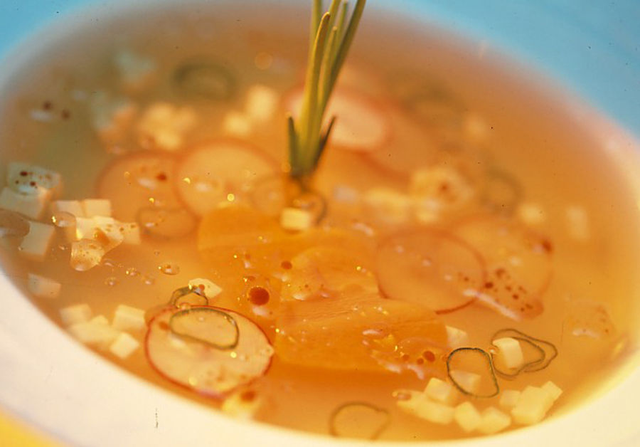 Käse in Weinsülze mit Nuss-Vinaigrette