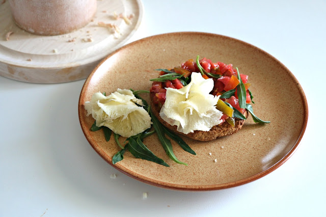 Bruschetta mit Rucola und Tête de Moine AOP