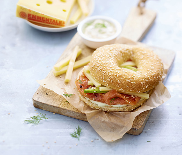 Bagel mit Räucherlachs, Avocado und Schweizer Emmentaler AOP