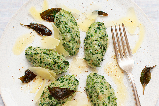 Spinat-Malfatti mit Sbrinz AOP und Salbeibutter