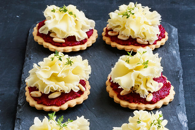 Rote-Bete-Pesto-Cracker mit Tête de Moine AOP