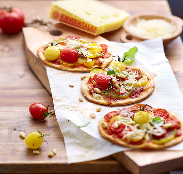 Mini-Pizza mit Schweizer Emmentaler AOP, Tomaten und Pinienkernen