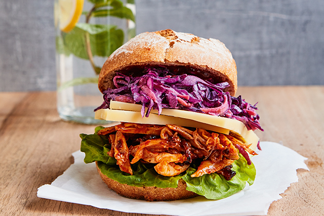 Coleslaw-Burger mit SWIZZROCKER® und Pulled Chicken