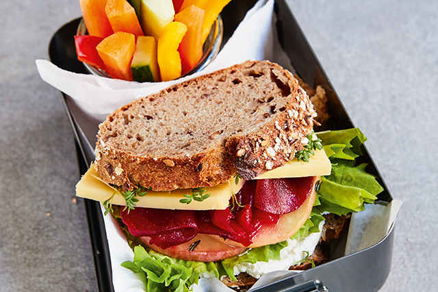 Rote-Bete-Sandwich mit Vacherin Fribourgeois AOP | Schweizer Käse