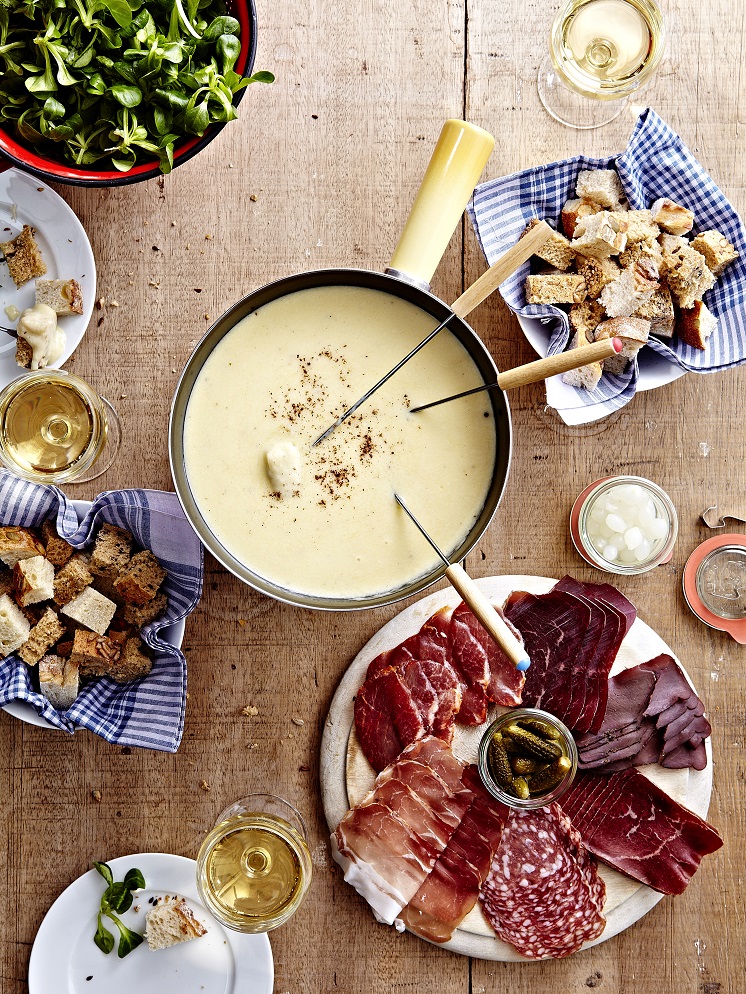 Fondue Moitié-Moitié mit verschiedenen Schinken