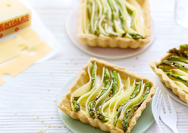 Tartelettes mit Schweizer Emmentaler AOP, grünem Spargel, Sesam und Ingwer