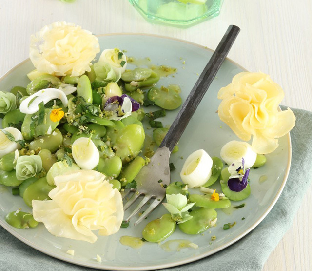 Salat mit dicken Bohnen und Tête de Moine AOP
