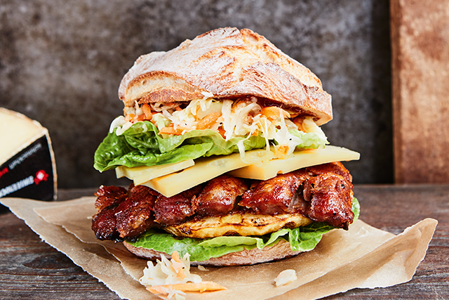 Spareribs-Burger mit SWIZZROCKER®, Coleslaw und gebratener Ananas