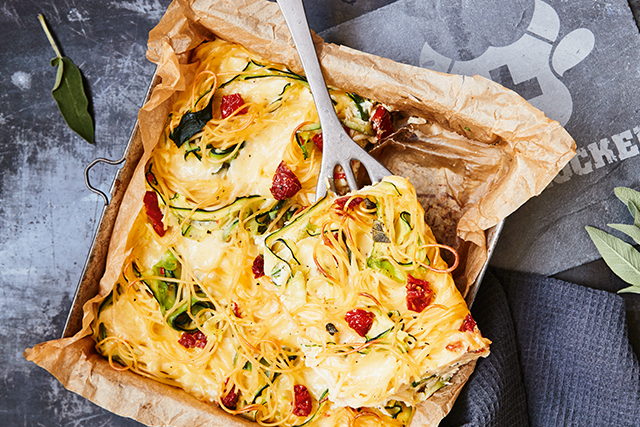 Spaghetti-Kuchen mit SWIZZROCKER®, Zucchini und getrockneten Tomaten