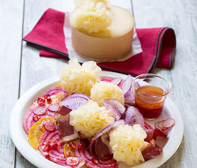 Buntes Beten-Carpaccio mit Tête de Moine AOP