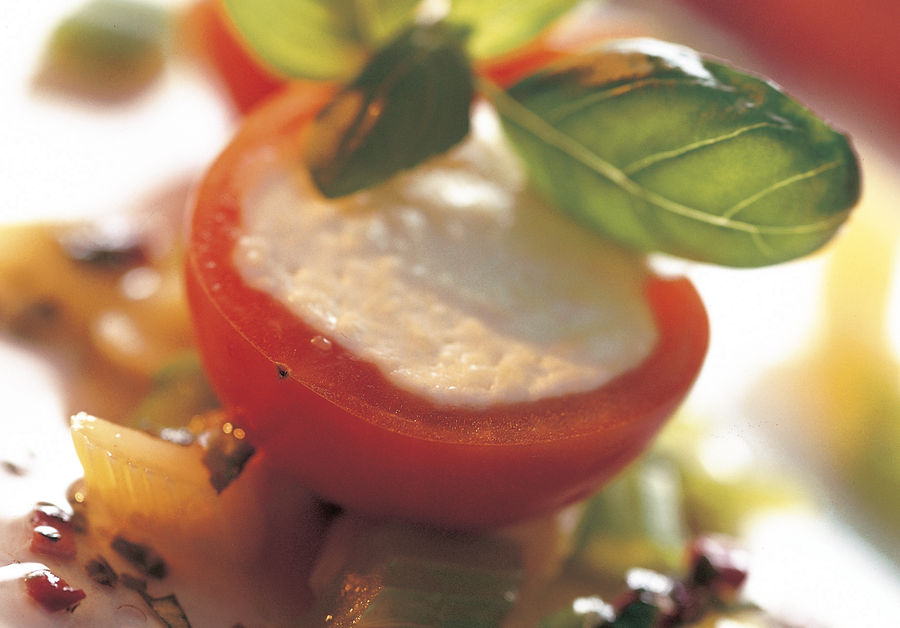 Tomaten mit Sbrinz-Füllung an Basilikum-Vinaigrette