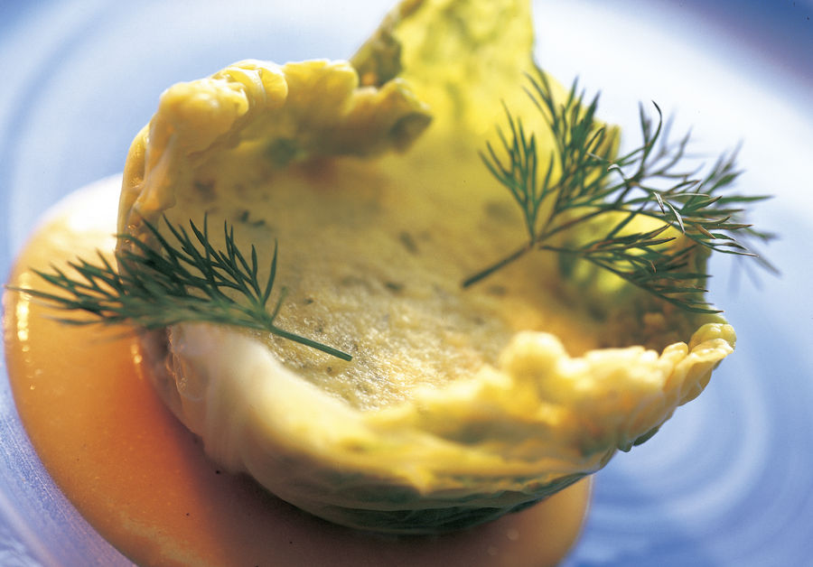 Gruyère-Flan im Wirsingmantel auf Möhrensauce | Schweizer Käse