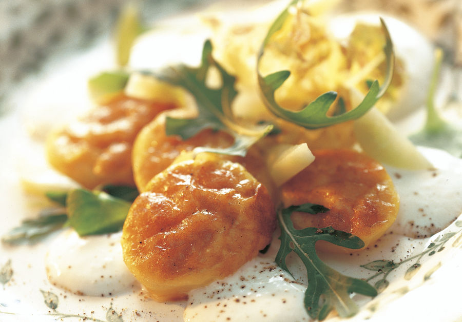 Gruyère AOP-Kartoffel-Croûtons auf Salat an Joghurt-Dressing