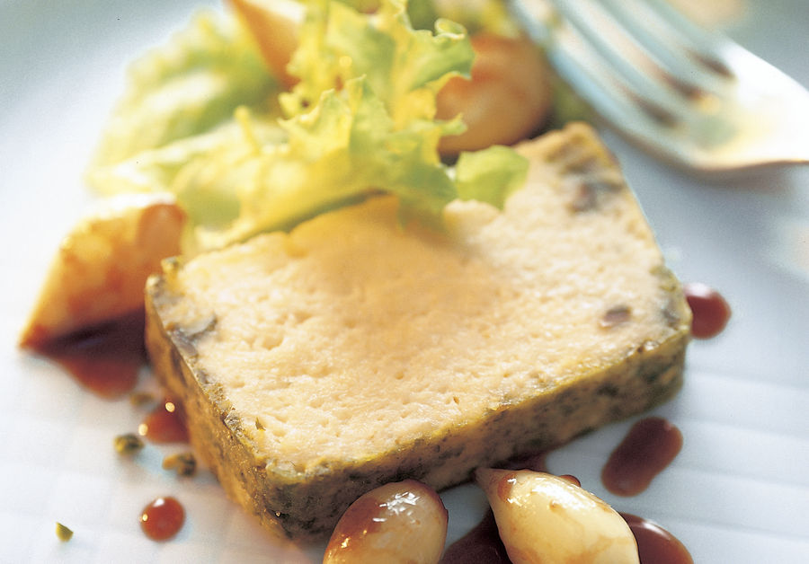 Lauwarme Sbrinz-Nuss-Terrine mit Perlzwiebeln