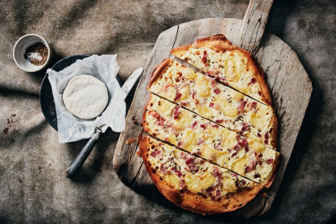 Flammkuchen mit Speck und Tomme Vaudoise