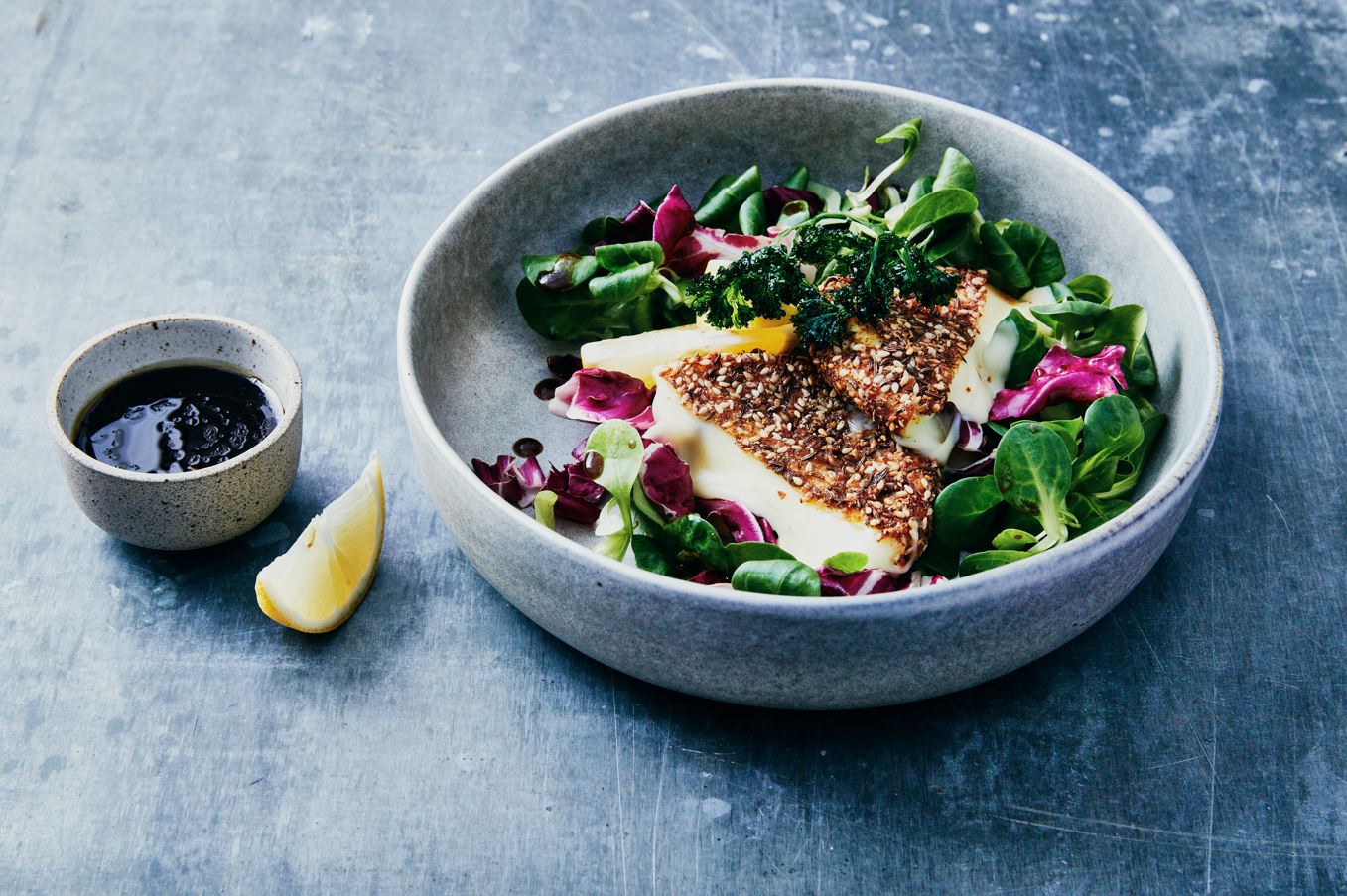 Tomme Vaudoise mit Kräuterkruste und Salat Schweizer Käse